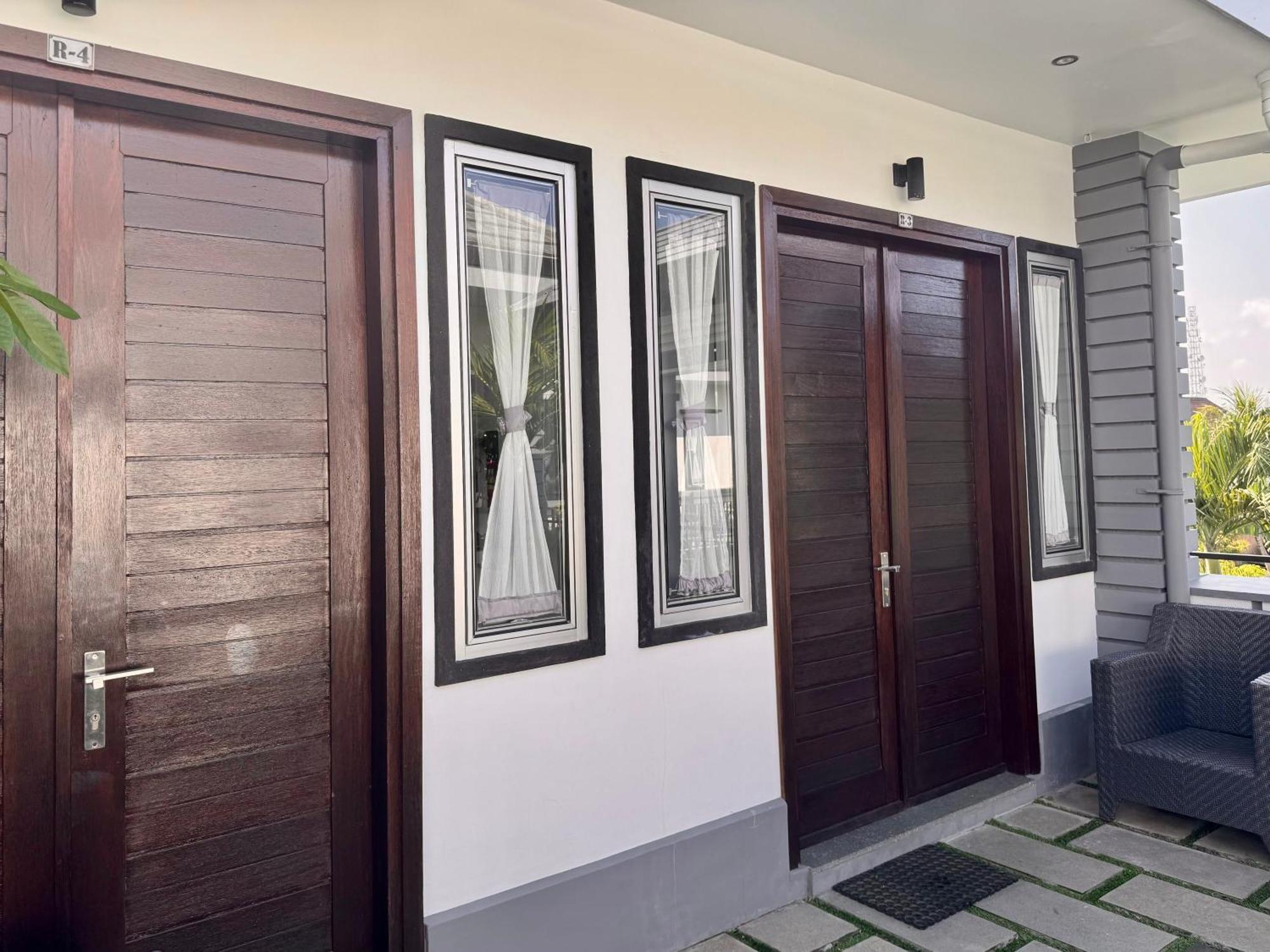 Villa Rumah Putih Abu Abu Senggigi Exterior photo
