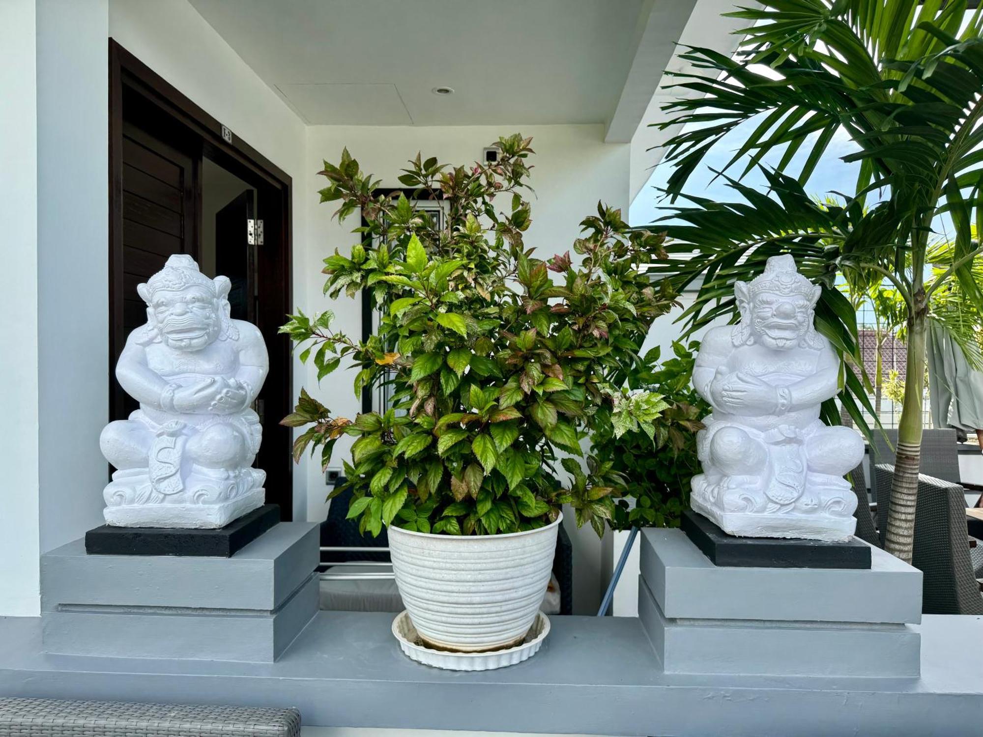 Villa Rumah Putih Abu Abu Senggigi Exterior photo