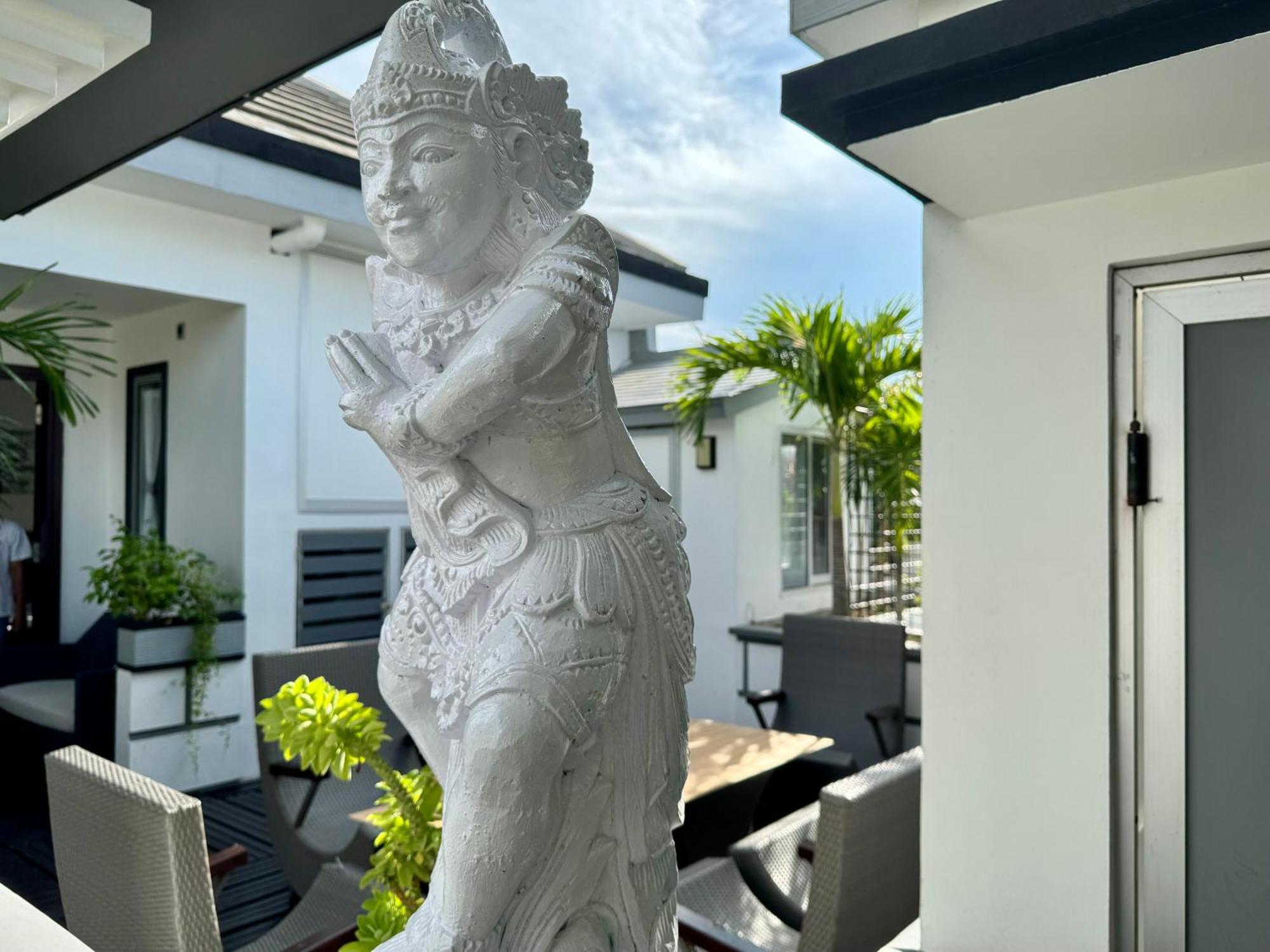 Villa Rumah Putih Abu Abu Senggigi Exterior photo