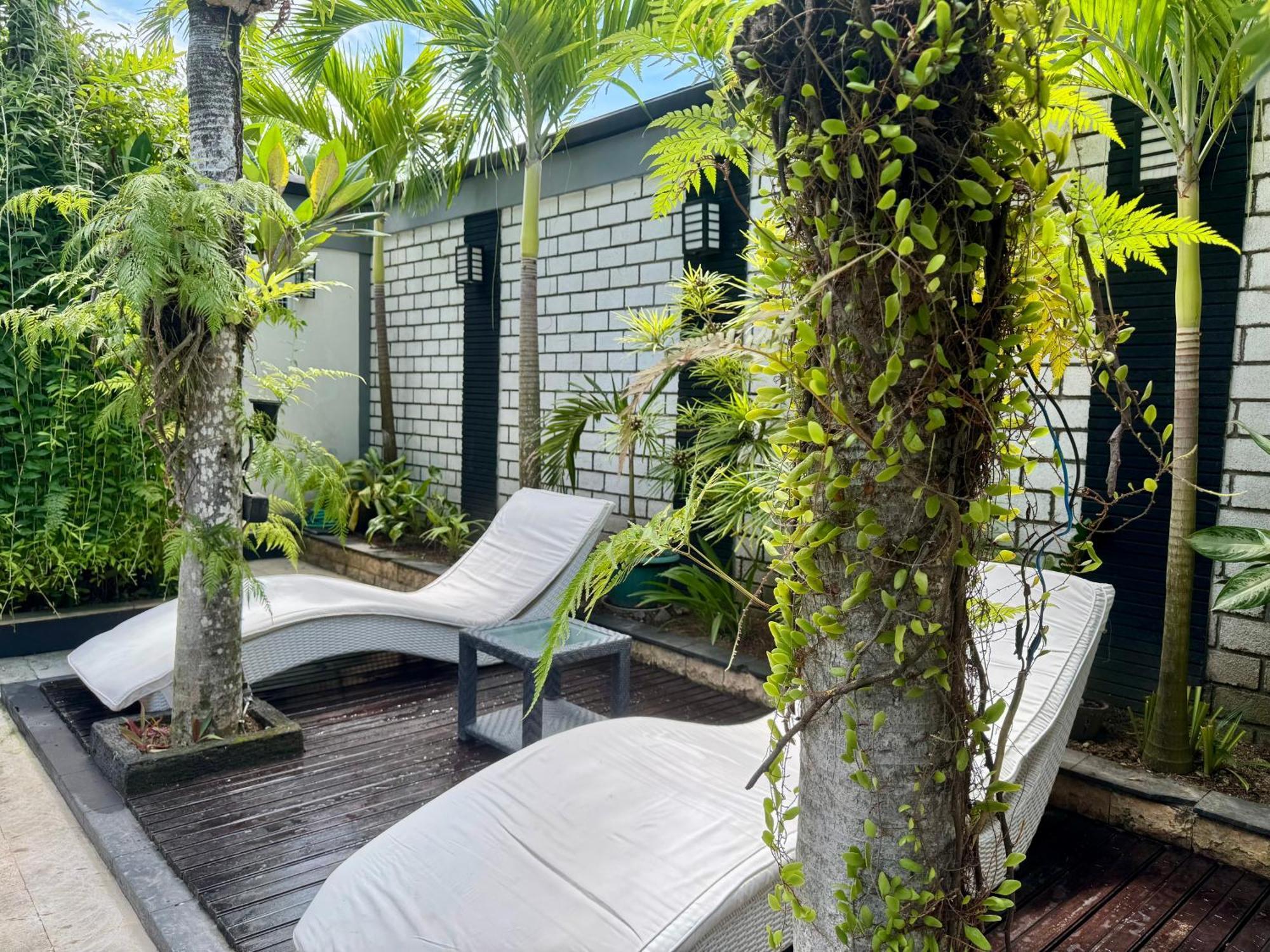Villa Rumah Putih Abu Abu Senggigi Exterior photo