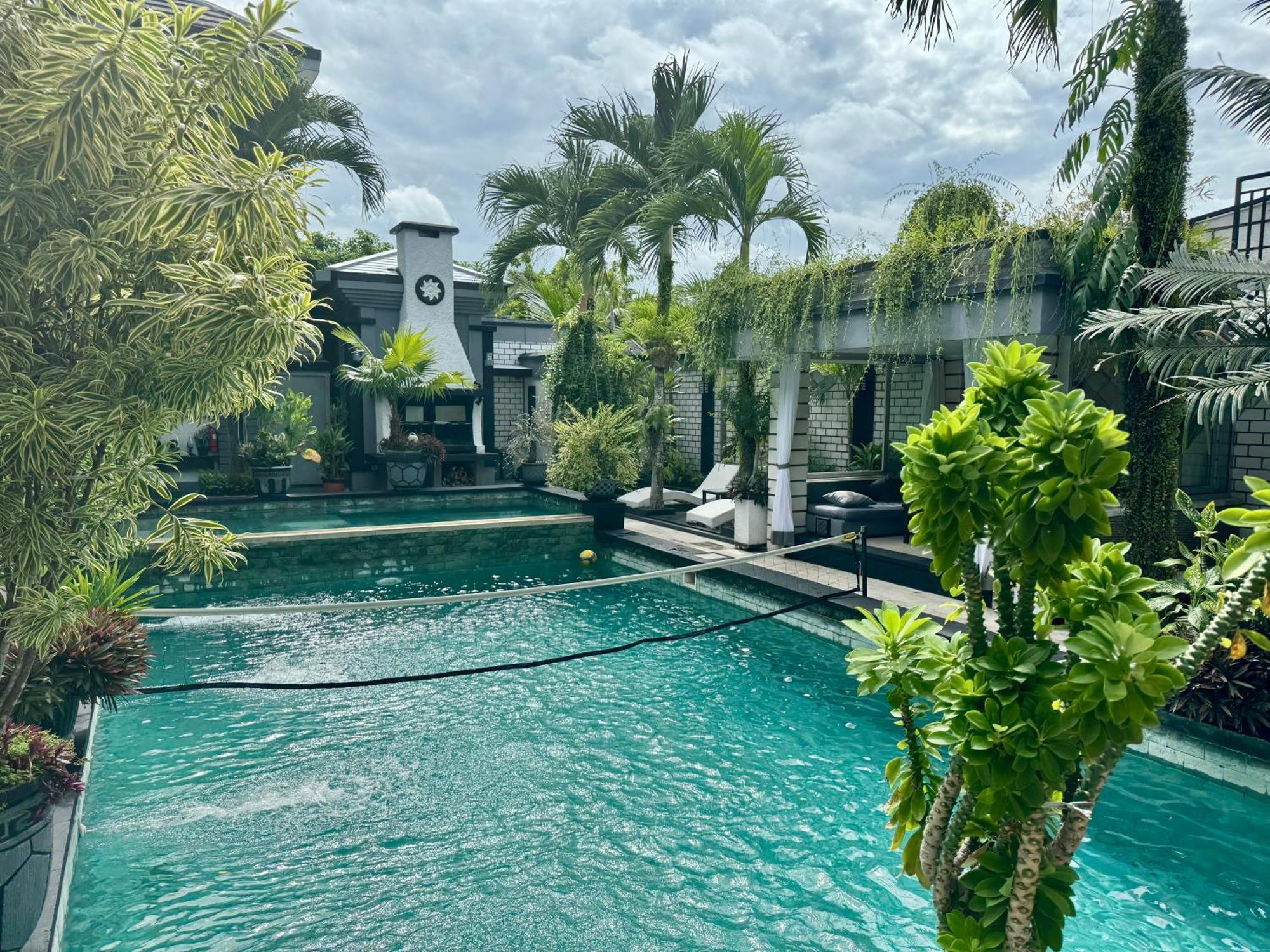 Villa Rumah Putih Abu Abu Senggigi Exterior photo